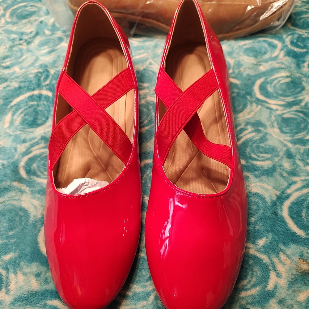 WOMANS RED PATENTED FLATS